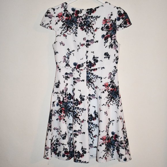 Betsey Johnson Fit & Flare Floral Dress Short Sleeve Size 6 V Neck - Picture 2 of 5